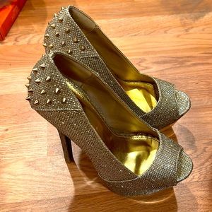Qupid gold shoes size 7